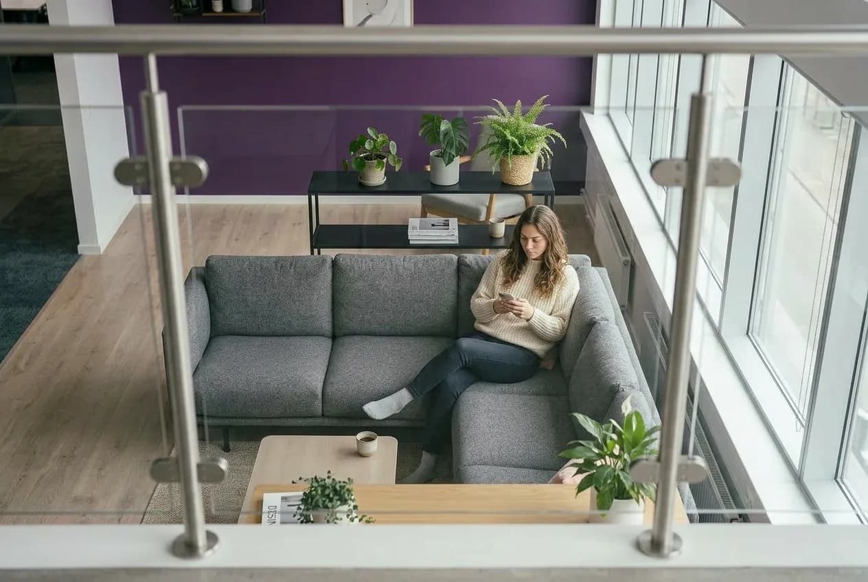 Ljus sittgrupp i en modern miljö